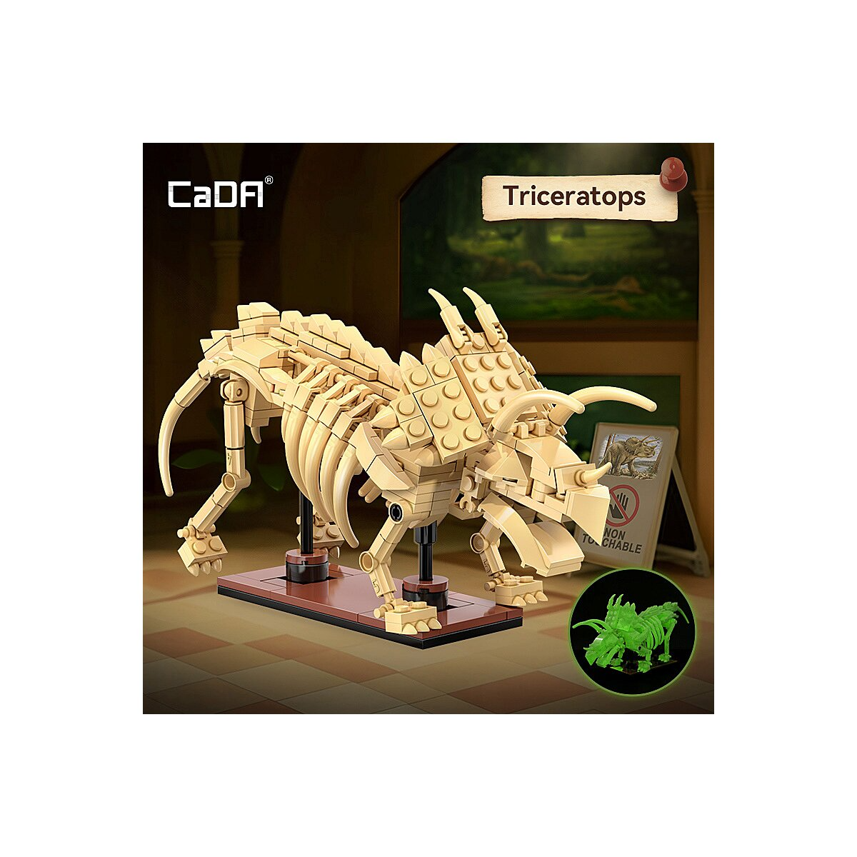 A kiállított bézs téglából épült Triceratops csontváz modell egy kis zöld modellel.