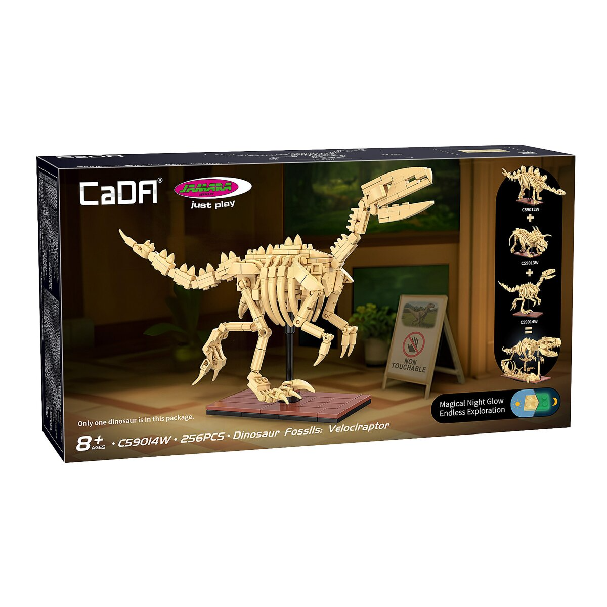 Egy világosbarna, kockákból épült dinoszaurusz csontváz áll egy barna talapzaton.
