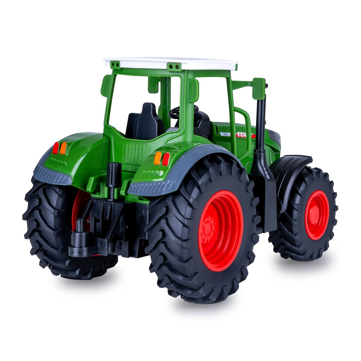 Zöld játék traktor piros felnikkel és fekete gumikkal fehér háttéren.
