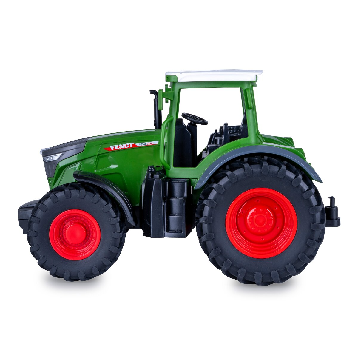 Zöld játék traktor piros felnikkel, fehér háttéren.