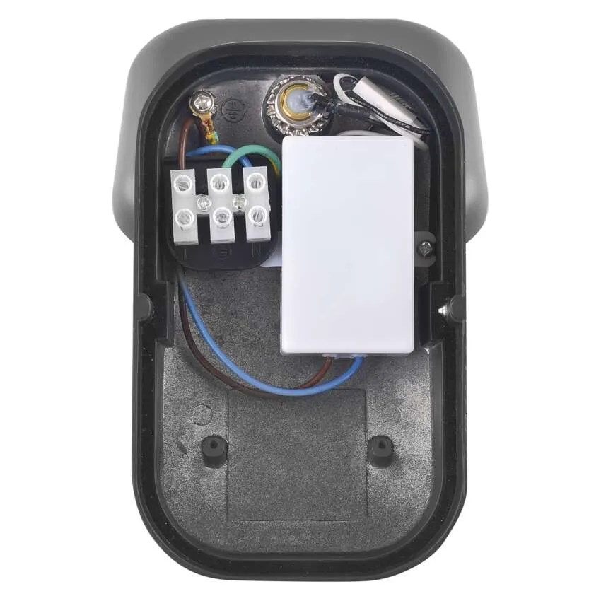 Nyitott fekete ház elektromos csatlakozókkal, vezetékekkel és egy fehér dobozzal.