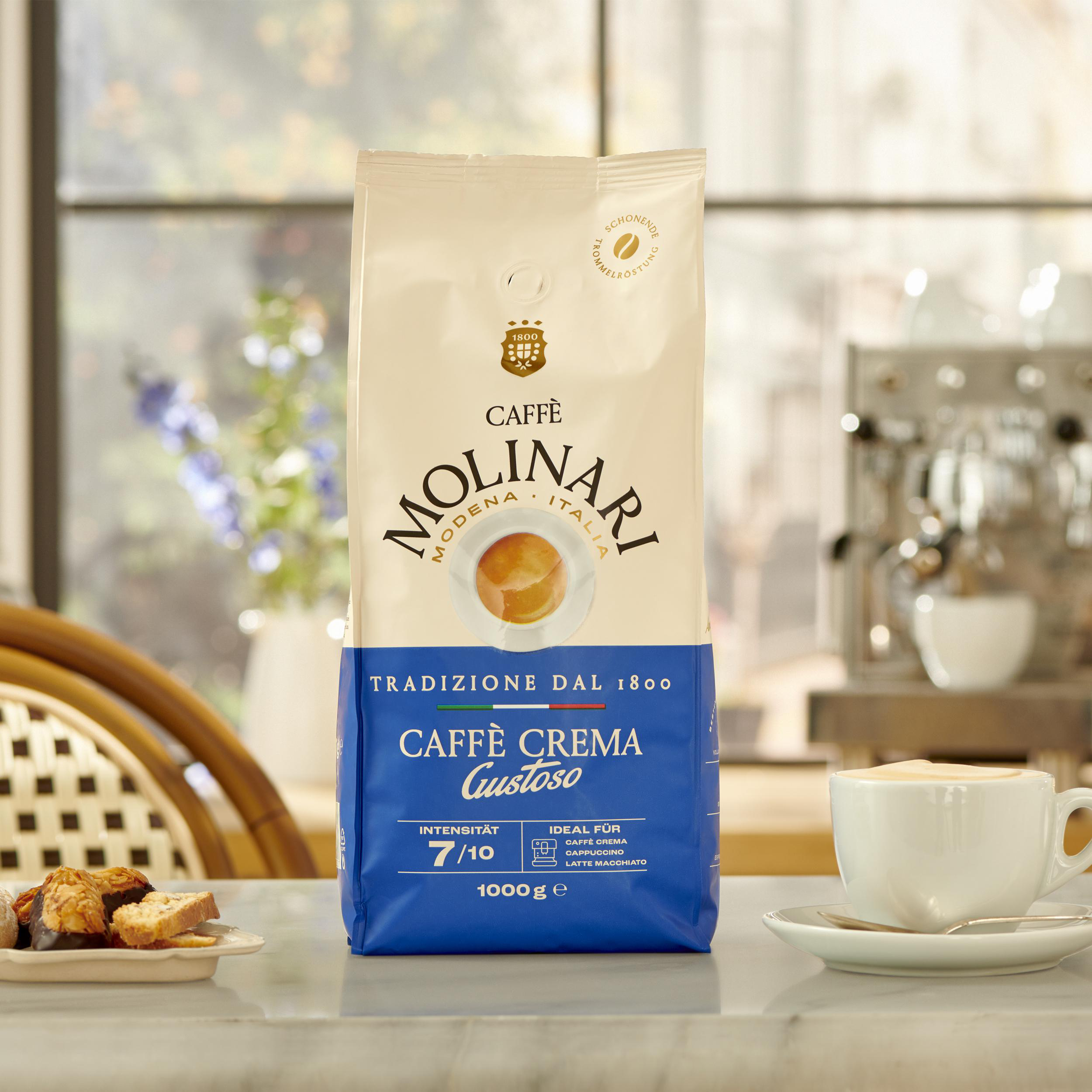 Eine Packung Molinari Caffè Crema Gustoso Kaffeebohnen steht auf einem Tisch.