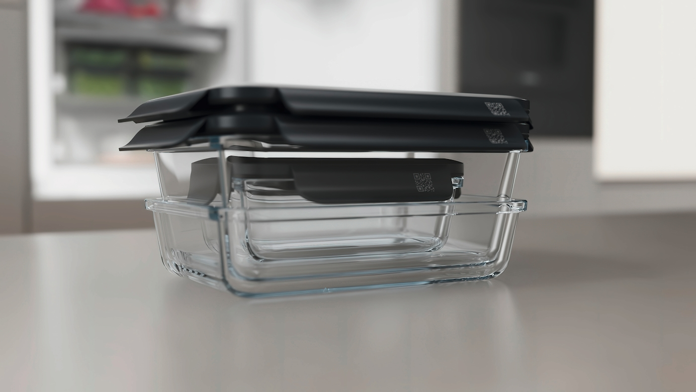 Zwei Glasbehälter mit schwarzen Deckeln, im Kühlschrank gestapelt.