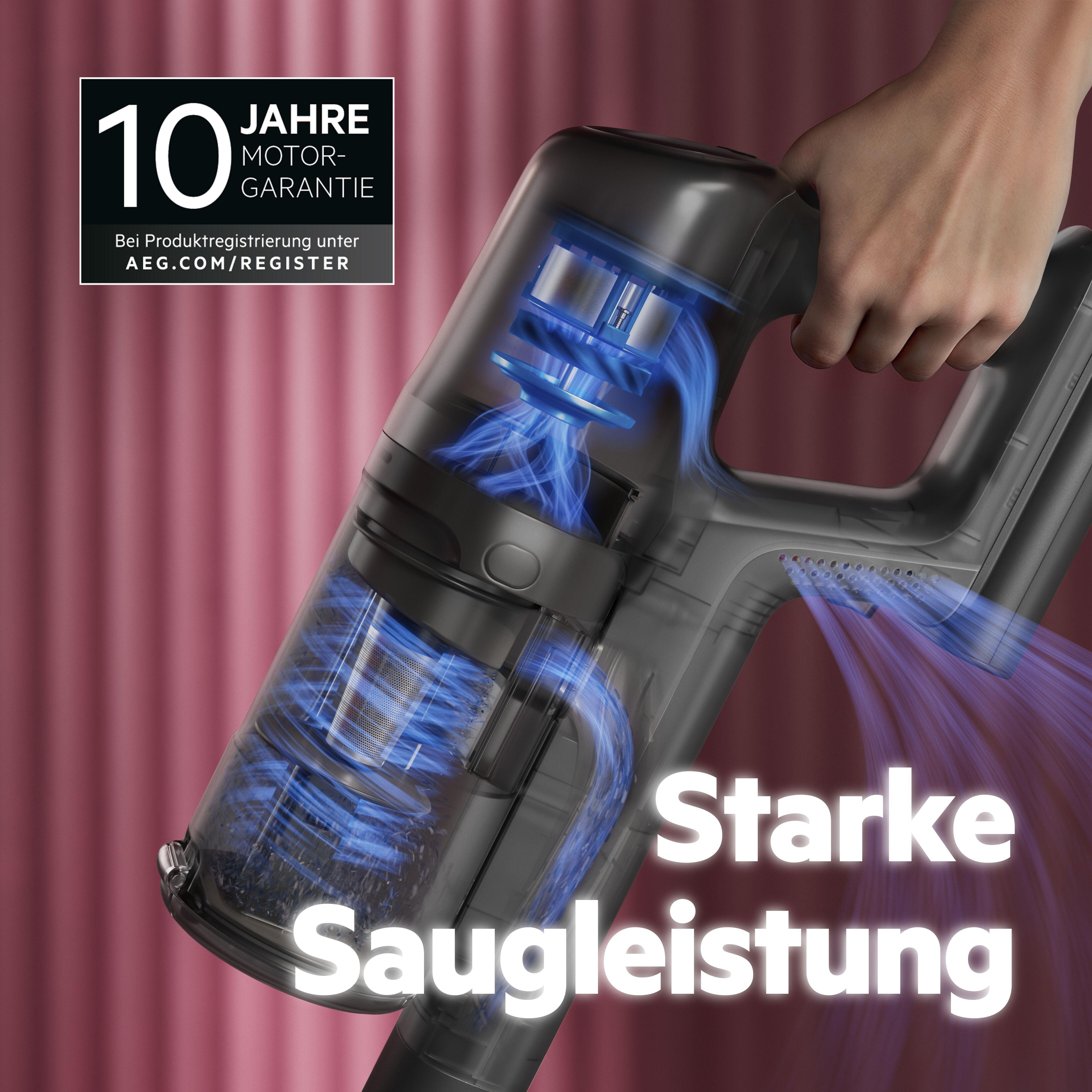 Ein Mann hält einen transparenten Staubsauger mit blauen Staubpartikeln.