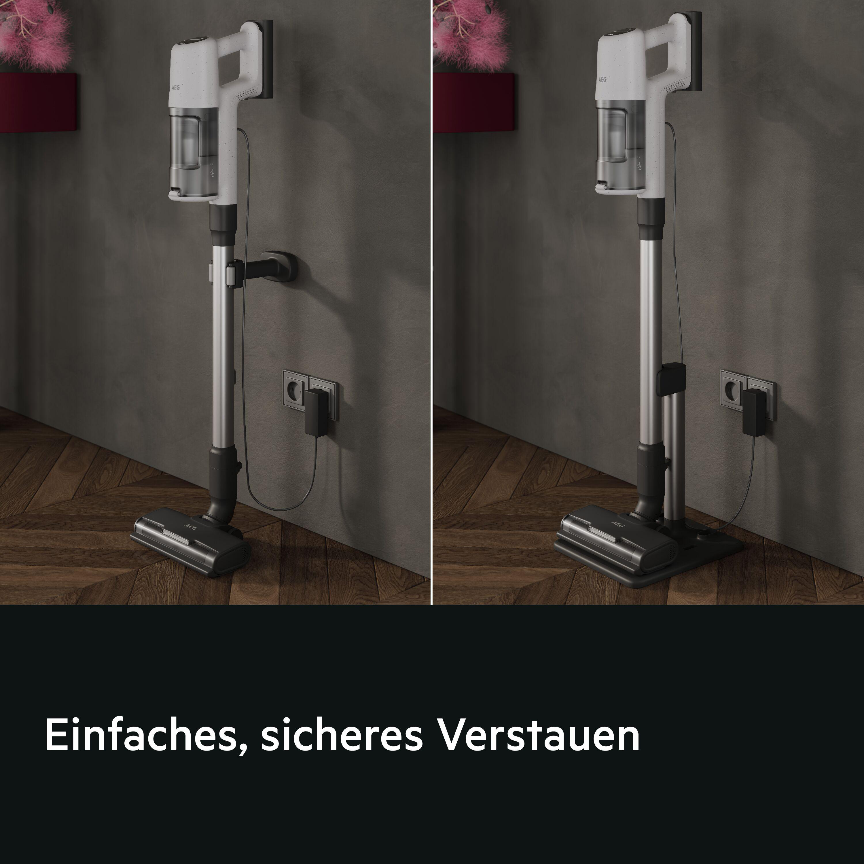 Zwei Ansichten eines weißen Akku-Staubsaugers, der an einer Wandhalterung hängt oder auf einer Ladestation steht.