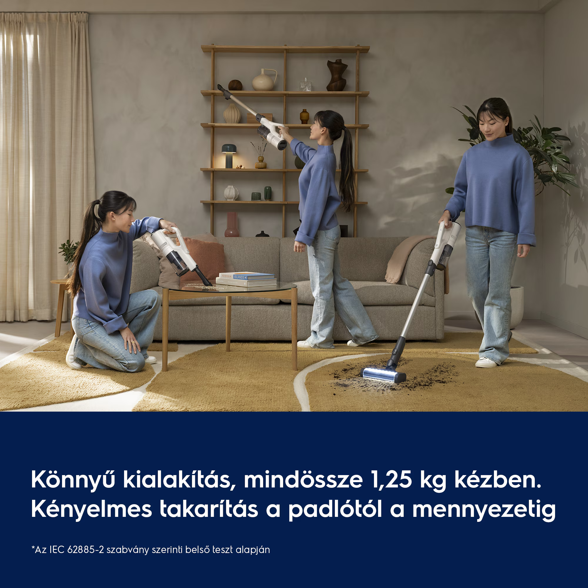 Három nő takarít egy nappalit vezeték nélküli porszívókkal.