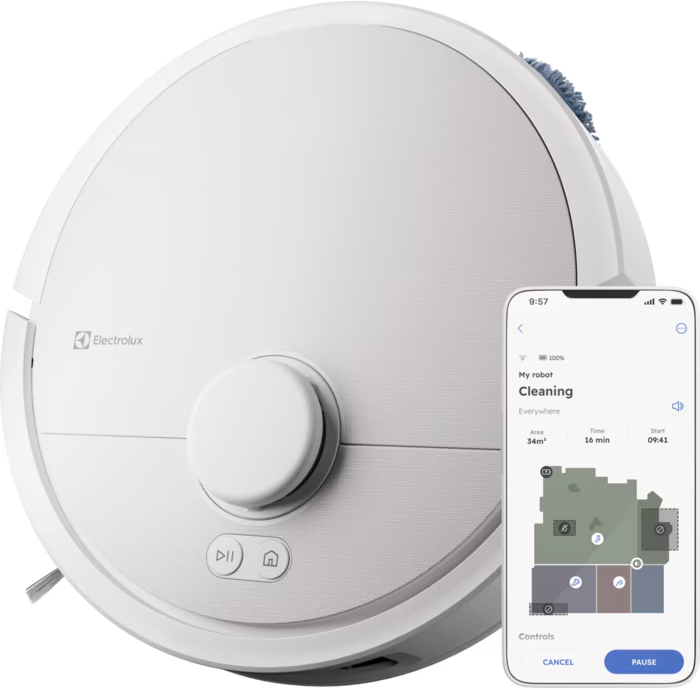Egy fehér Electrolux robotporszívó okostelefon mellett, amelyen a tisztítási alkalmazás látható.