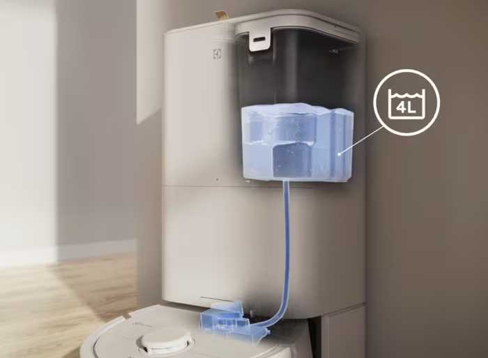 Egy robotporszívó egy töltőállomás mellett, átlátszó, 4 literes víztartállyal.