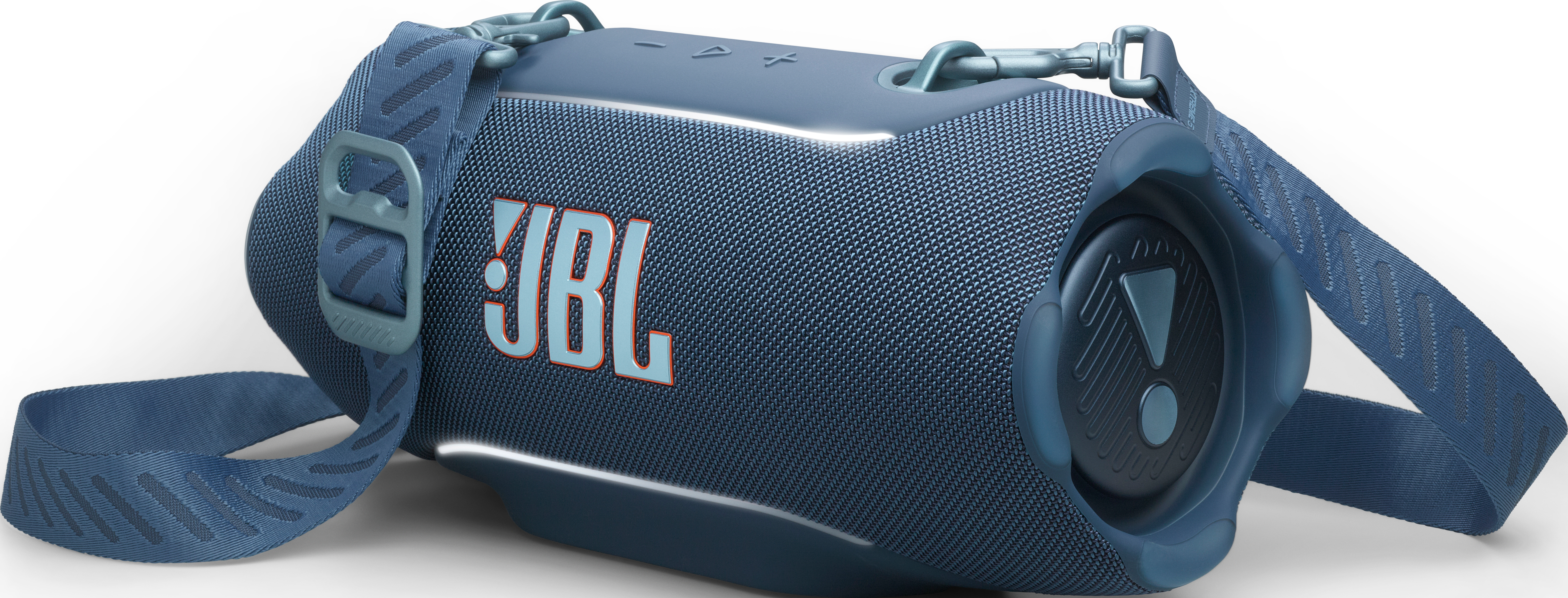 Ein blauer JBL Bluetooth-Lautsprecher mit Tragegurt, auf weißem Hintergrund.