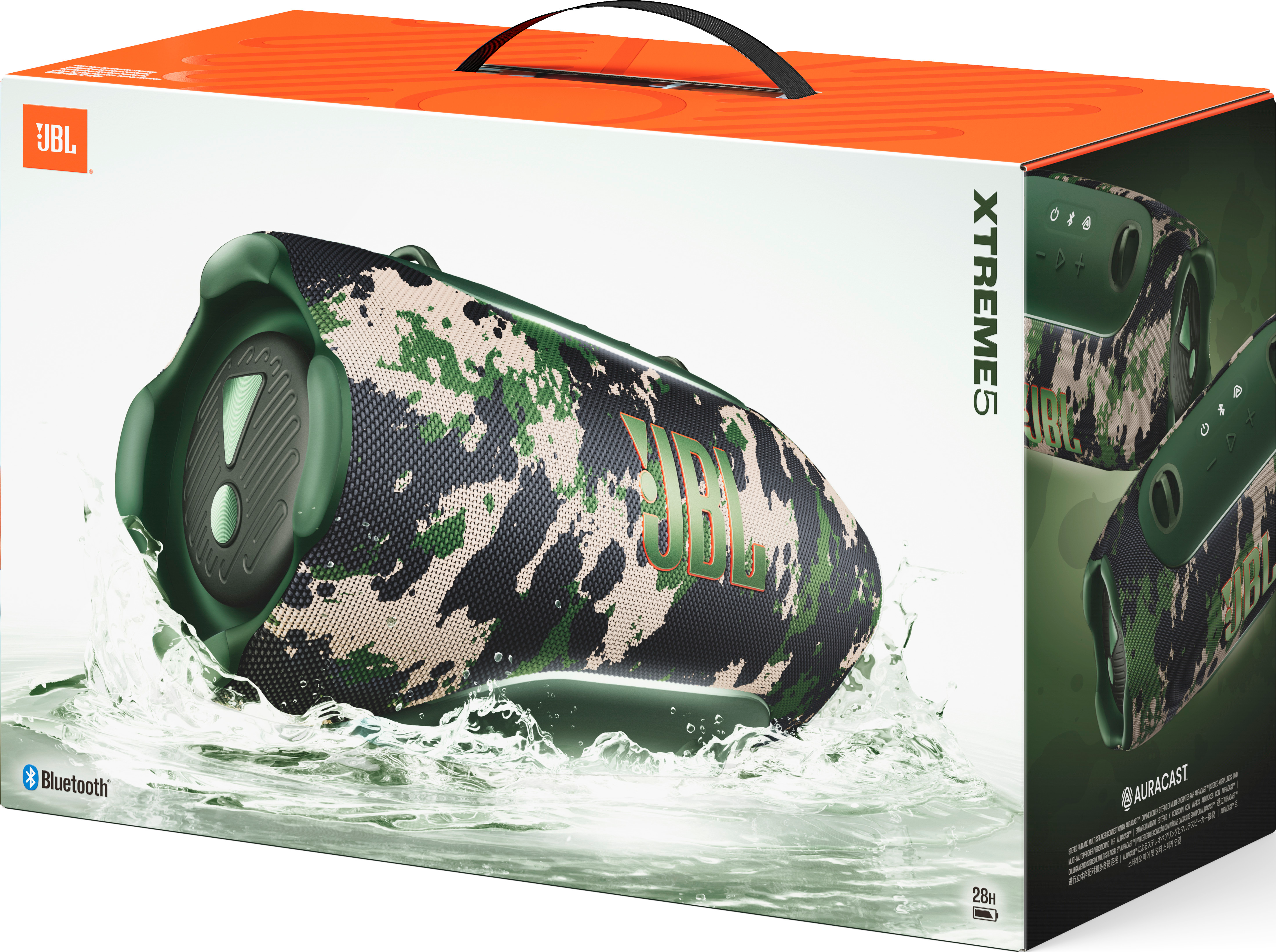 JBL Xtreme 5 Lautsprecher in Tarnmuster, teilweise im Wasser.