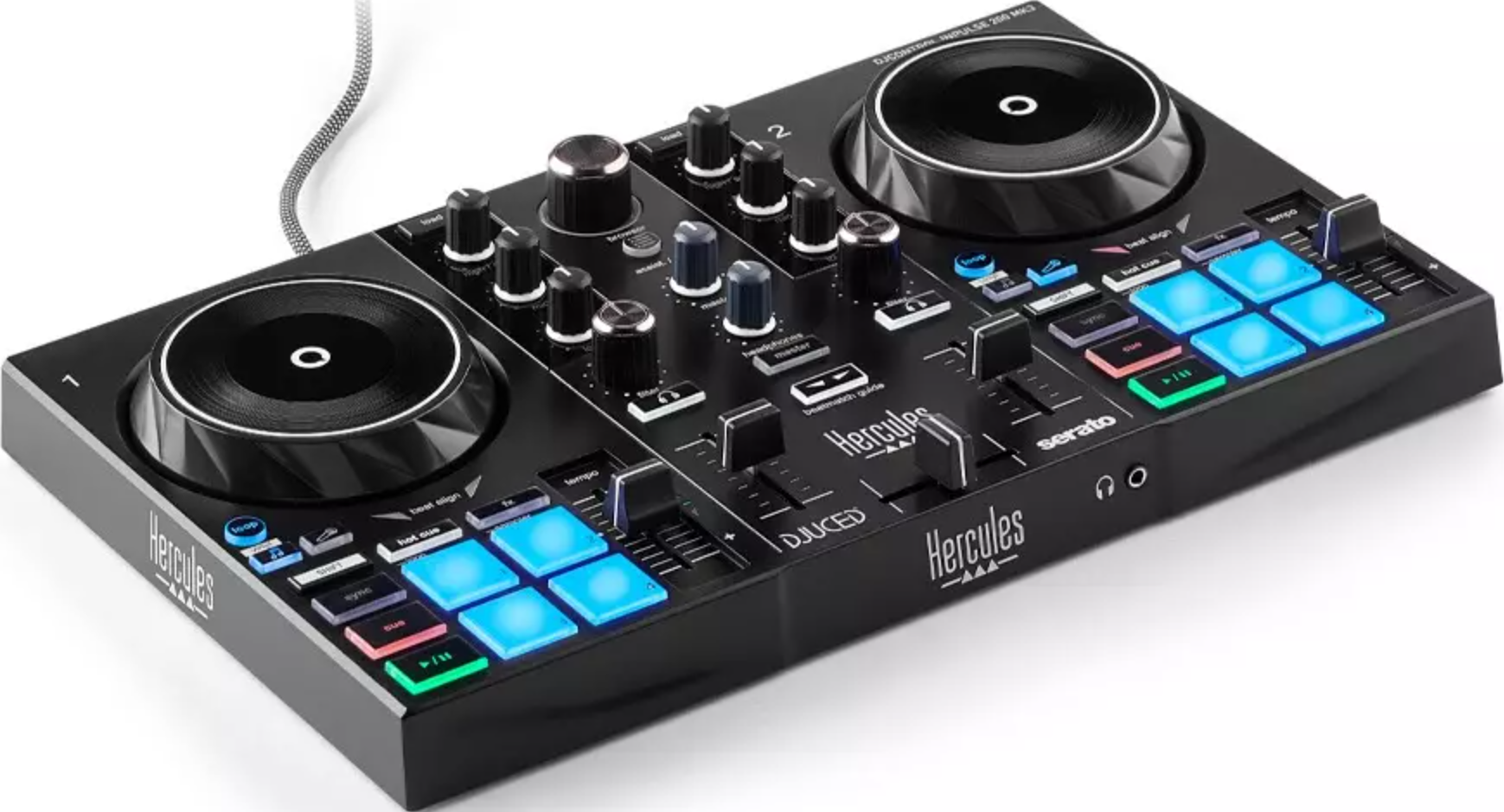Schwarzer DJ-Controller mit Jog-Rädern, Pads und Reglern auf weißem Hintergrund.