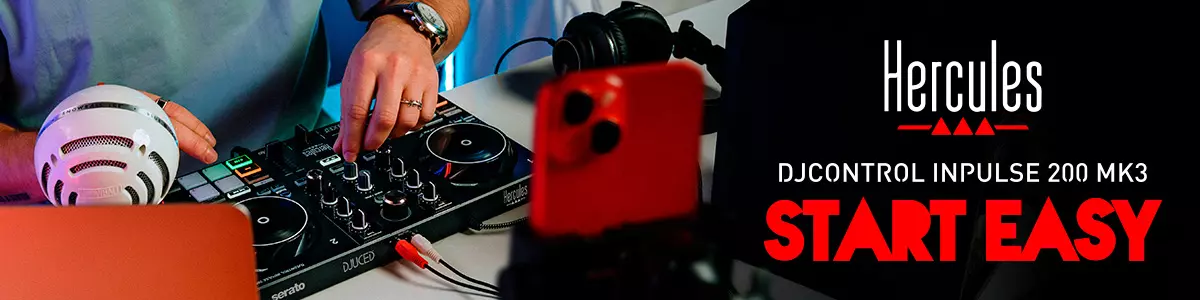 DJ-Controller mit Mikrofon, Kopfhörern und rotem Smartphone.