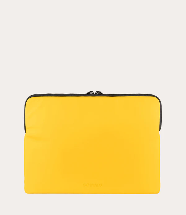 Una funda amarilla brillante para portátil con cremallera y ribete negros, sobre fondo liso.