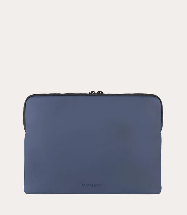 Una funda azul marino para portátil con cremallera y logo GOMMO.