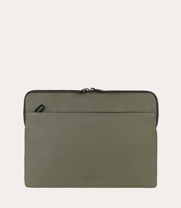 Una funda de portátil verde oliva con cremallera y un bolsillo exterior.