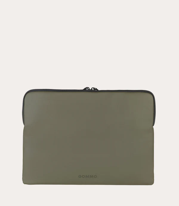 Una funda de portátil verde oliva con cremallera y logo GOMMO.