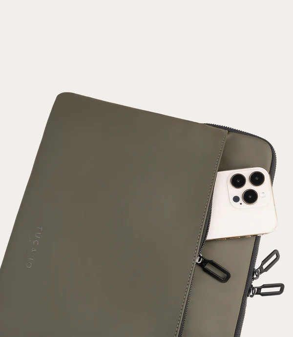 Un smartphone blanco está guardado en una funda verde oliva para portátil. Cremallera gris.