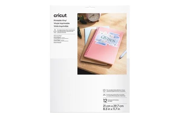 Paquete de vinilo imprimible Cricut con un cuaderno y una pegatina que dice QUINN.