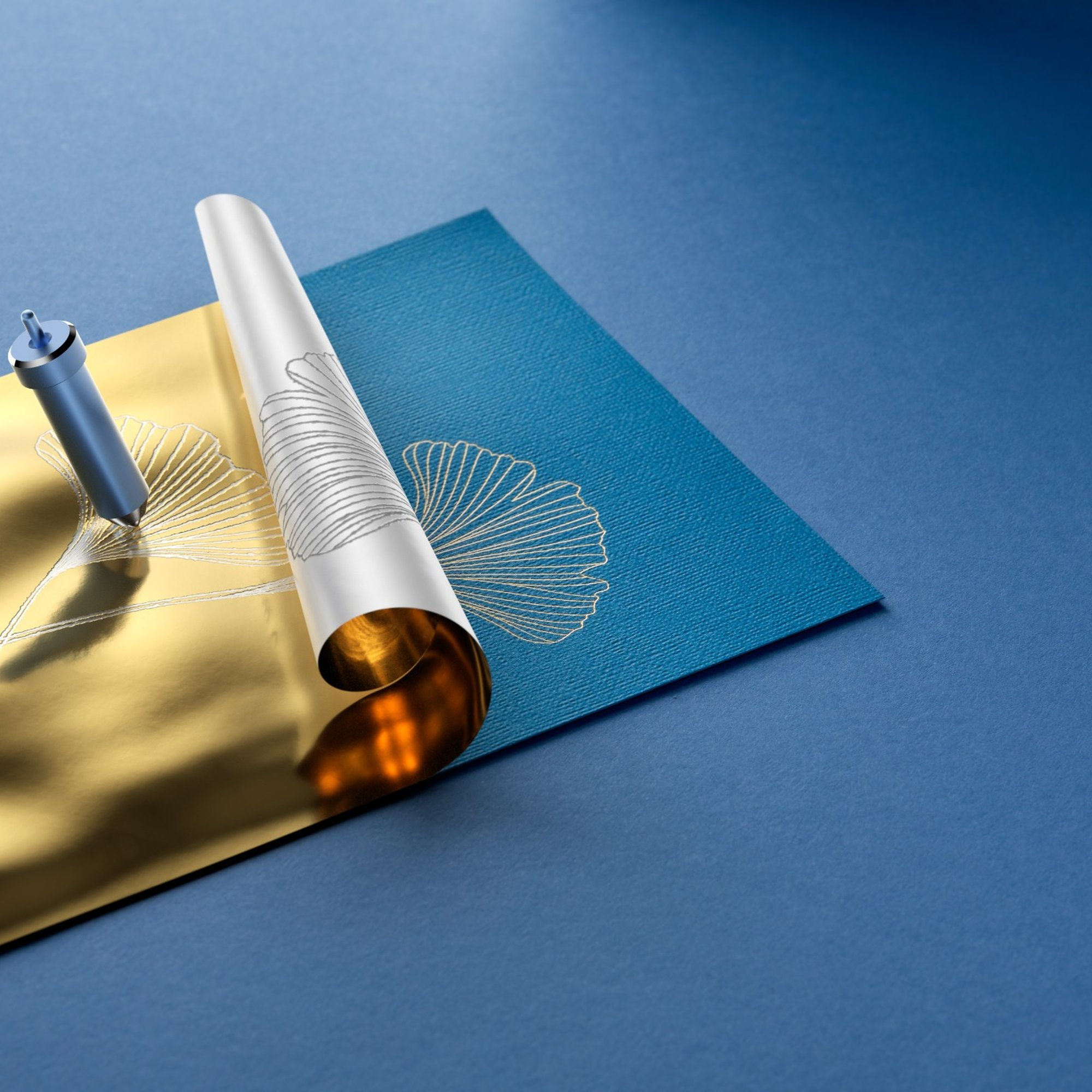 Papel azul con lámina de oro grabada con un patrón de hojas.