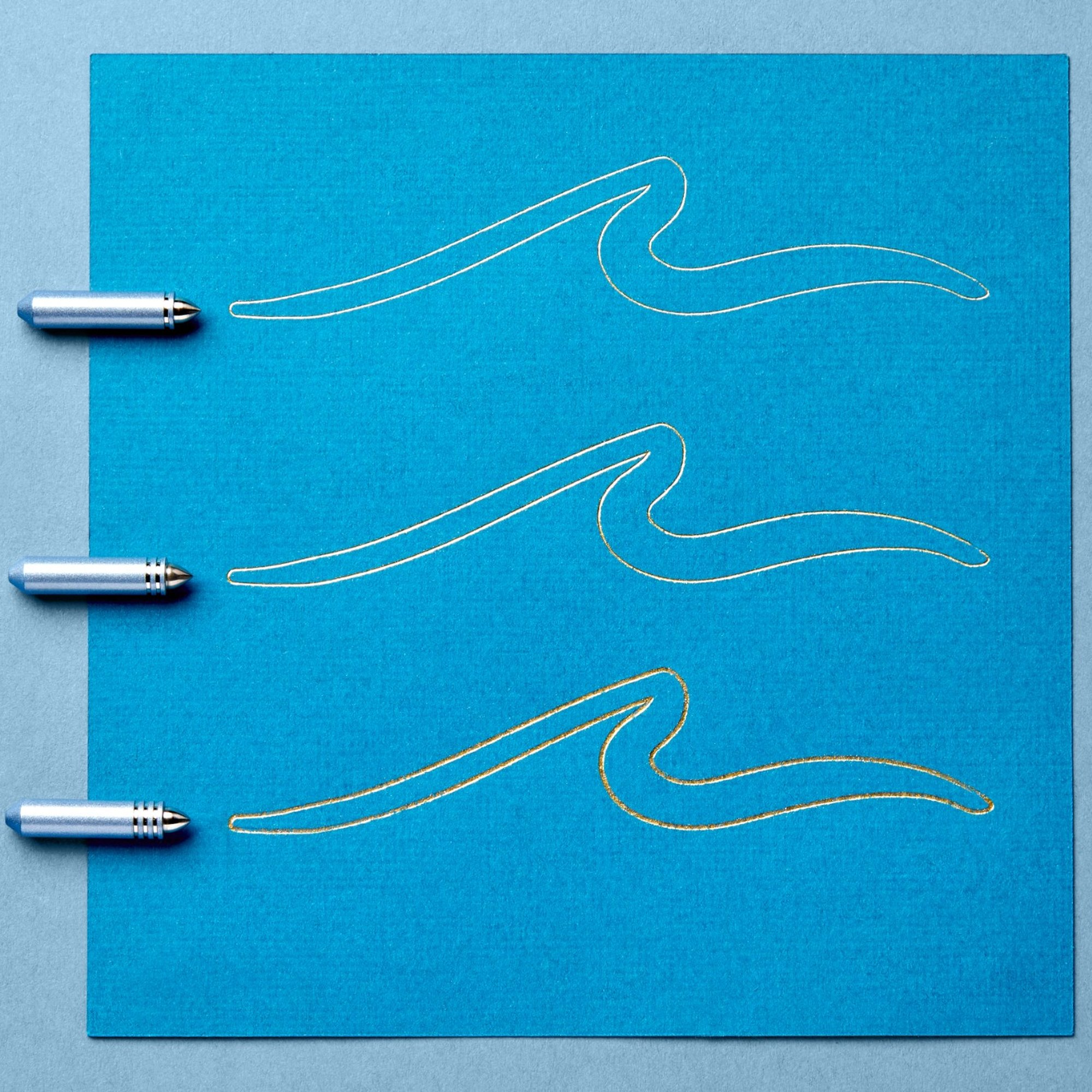 Tres cilindros plateados a la izquierda de líneas onduladas en papel azul.