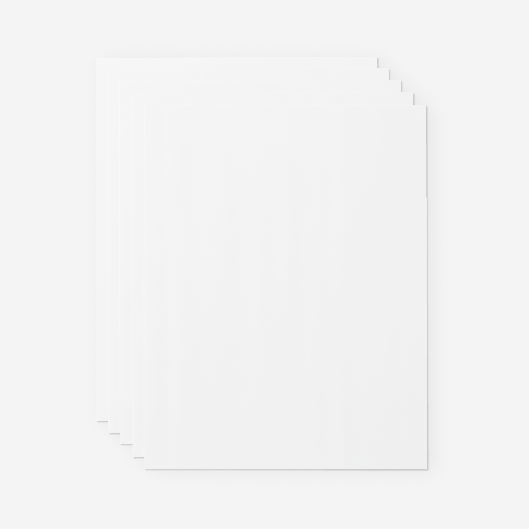 Una pila de hojas blancas de papel sobre un fondo gris claro.