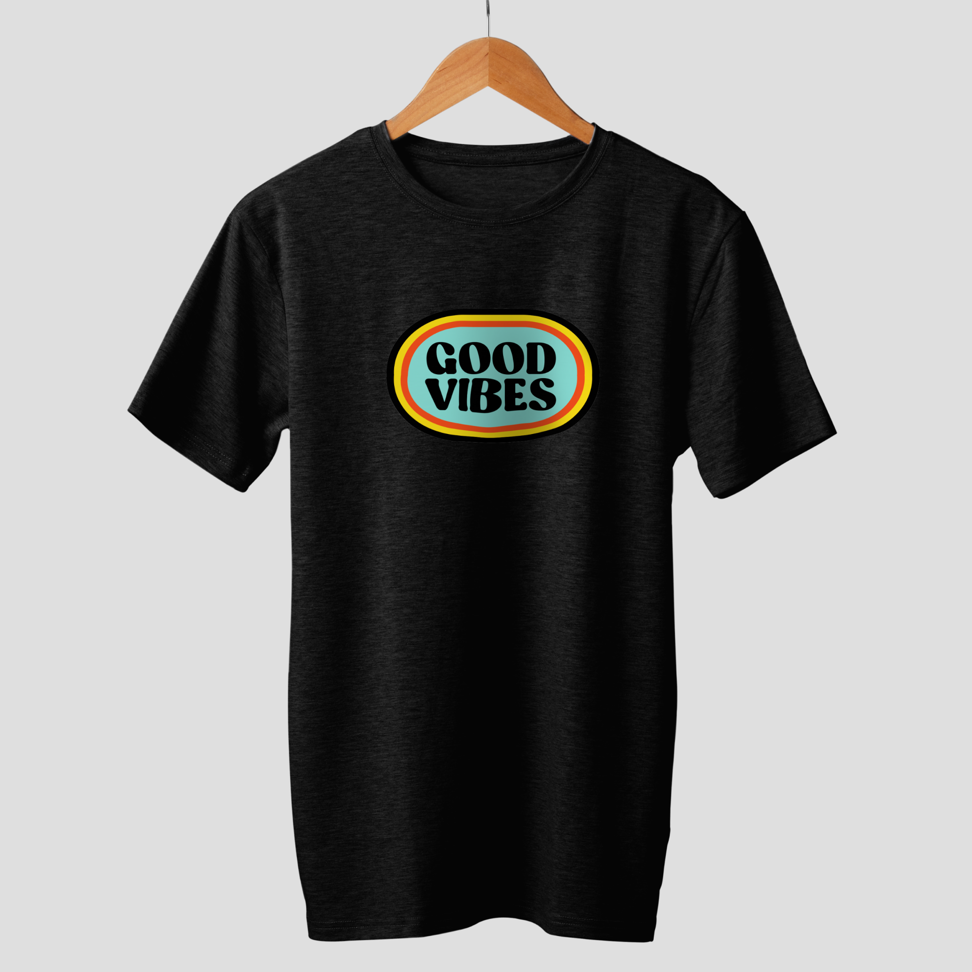 Camiseta negra con estampado ovalado "GOOD VIBES" en azul, amarillo y rojo.