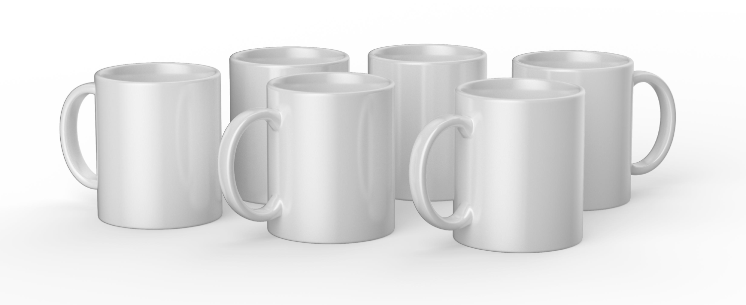 Seis tazas blancas están una al lado de la otra sobre fondo blanco.