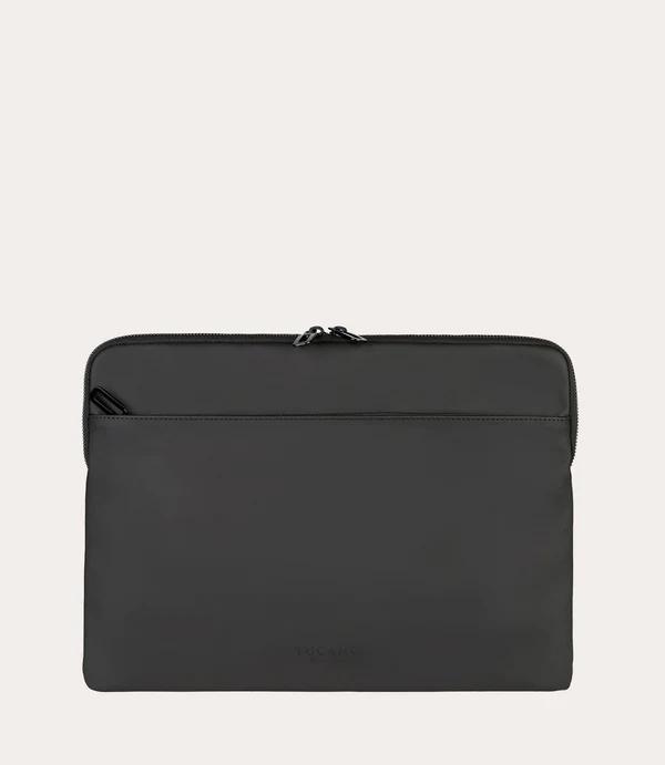 Funda negra para portátil con cremallera y bolsillo frontal.
