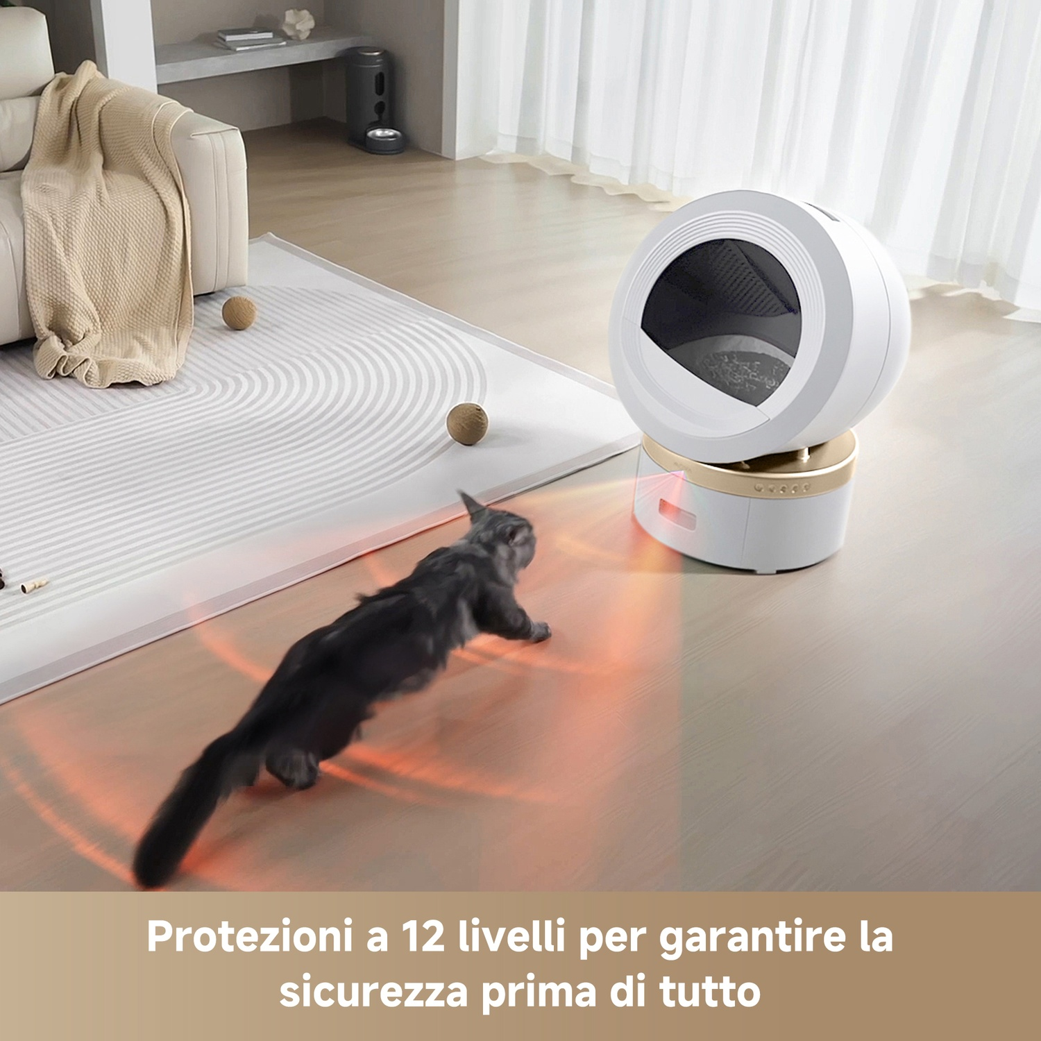 Un gatto passa davanti a una grande lettiera automatica bianca in un soggiorno.