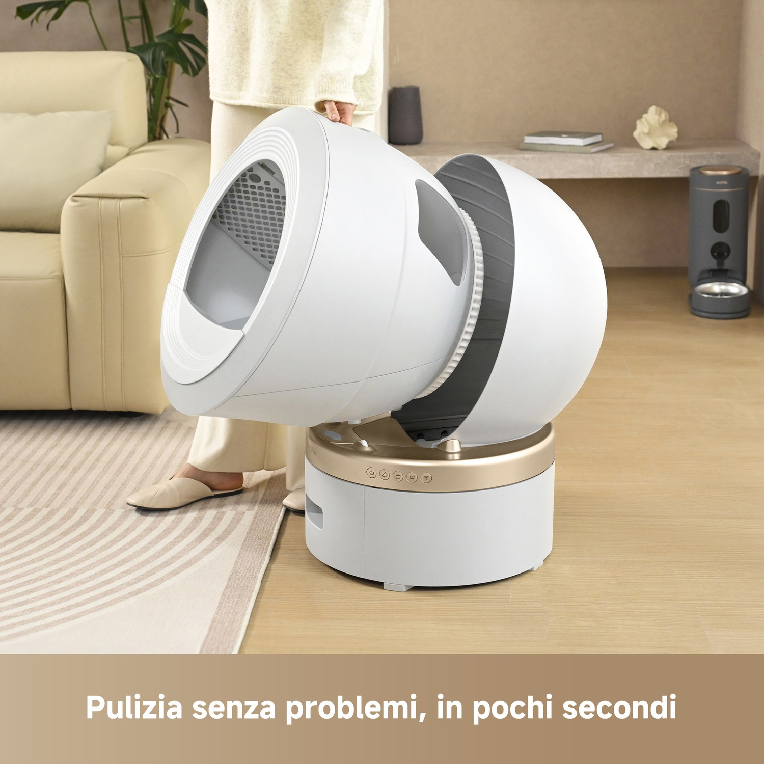 Persona accanto a una lettiera automatica bianca su un tappeto.