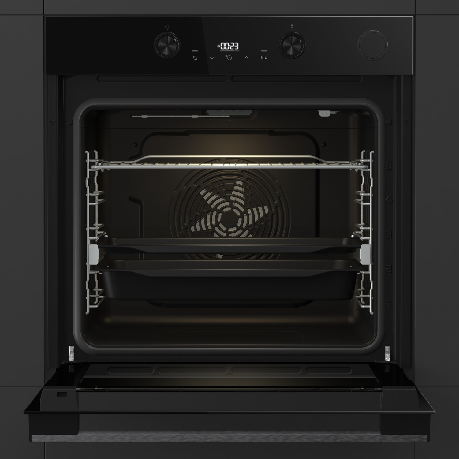 Un forno da incasso nero aperto con display digitali e ventola.