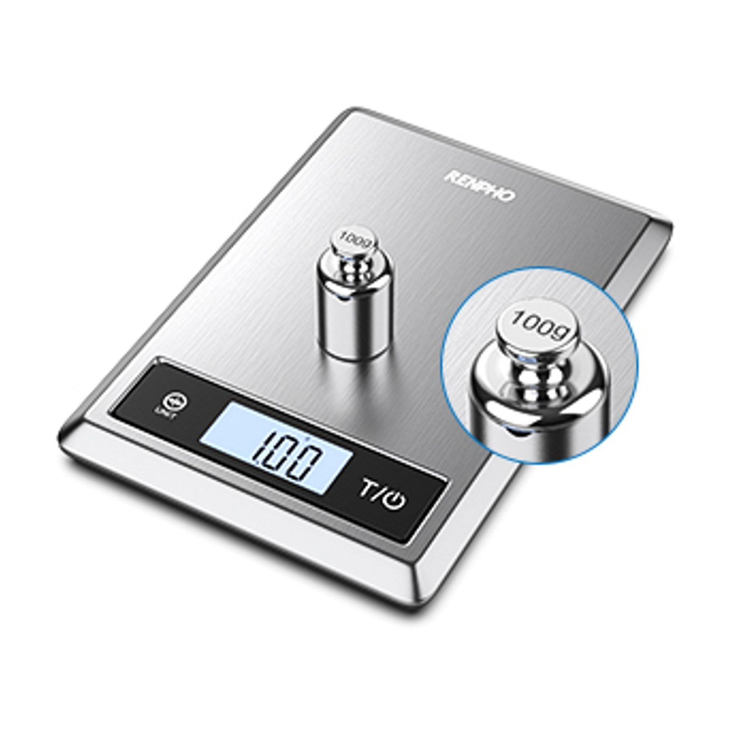 Una bilancia da cucina digitale argentata con un peso da 100g sopra. Il display mostra 100.