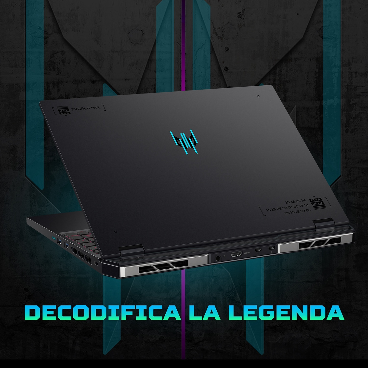 Laptop nero con logo luminoso. Sfondo grafico con accenti blu e viola.