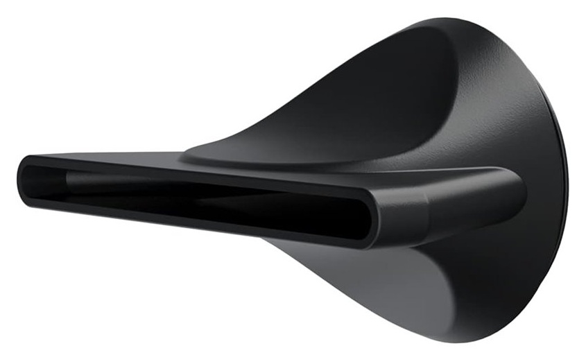 Czarna dysza suszarki do włosów z płaskim otworem na białym tle.