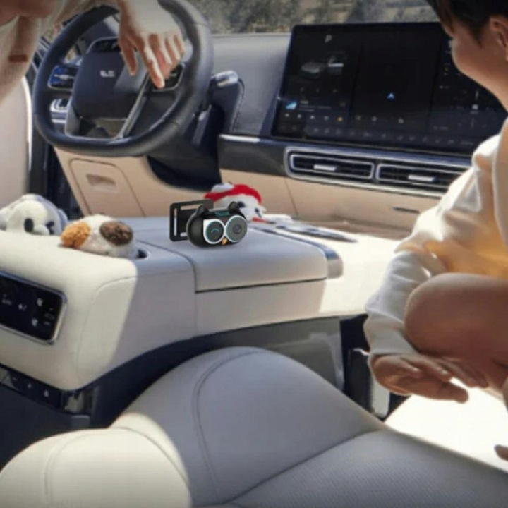 Wnętrze samochodu z uroczą kamerą w kształcie sowy.