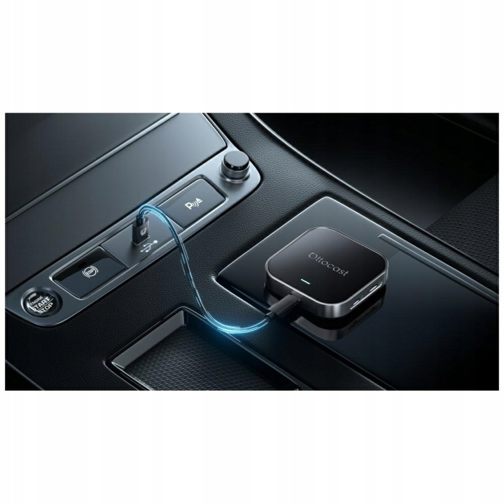 Urządzenie Ottocast ładuje się w samochodzie przez USB, z niebieskim podświetleniem kabla.