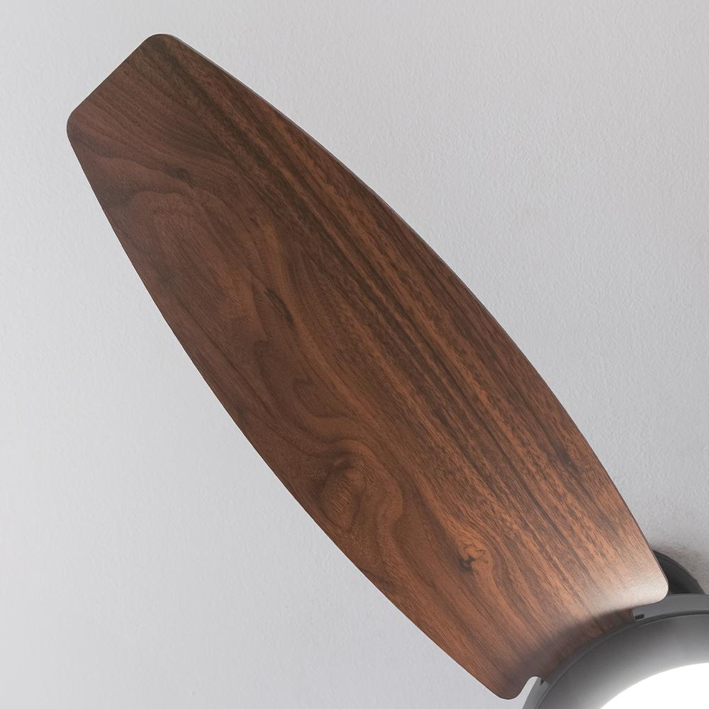 Aspa de ventilador de techo marrón oscuro con veta de madera sobre fondo blanco.