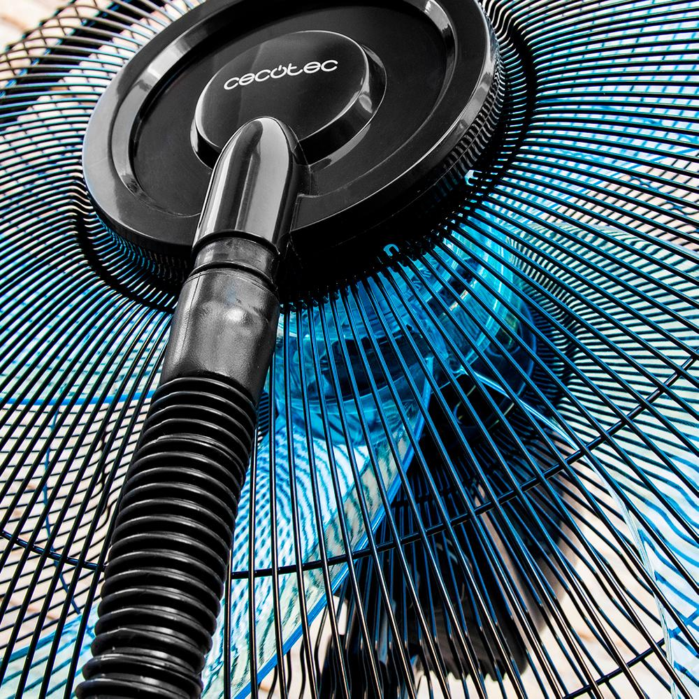 Un ventilador negro con iluminación azul. Primer plano de la rejilla y el tallo.