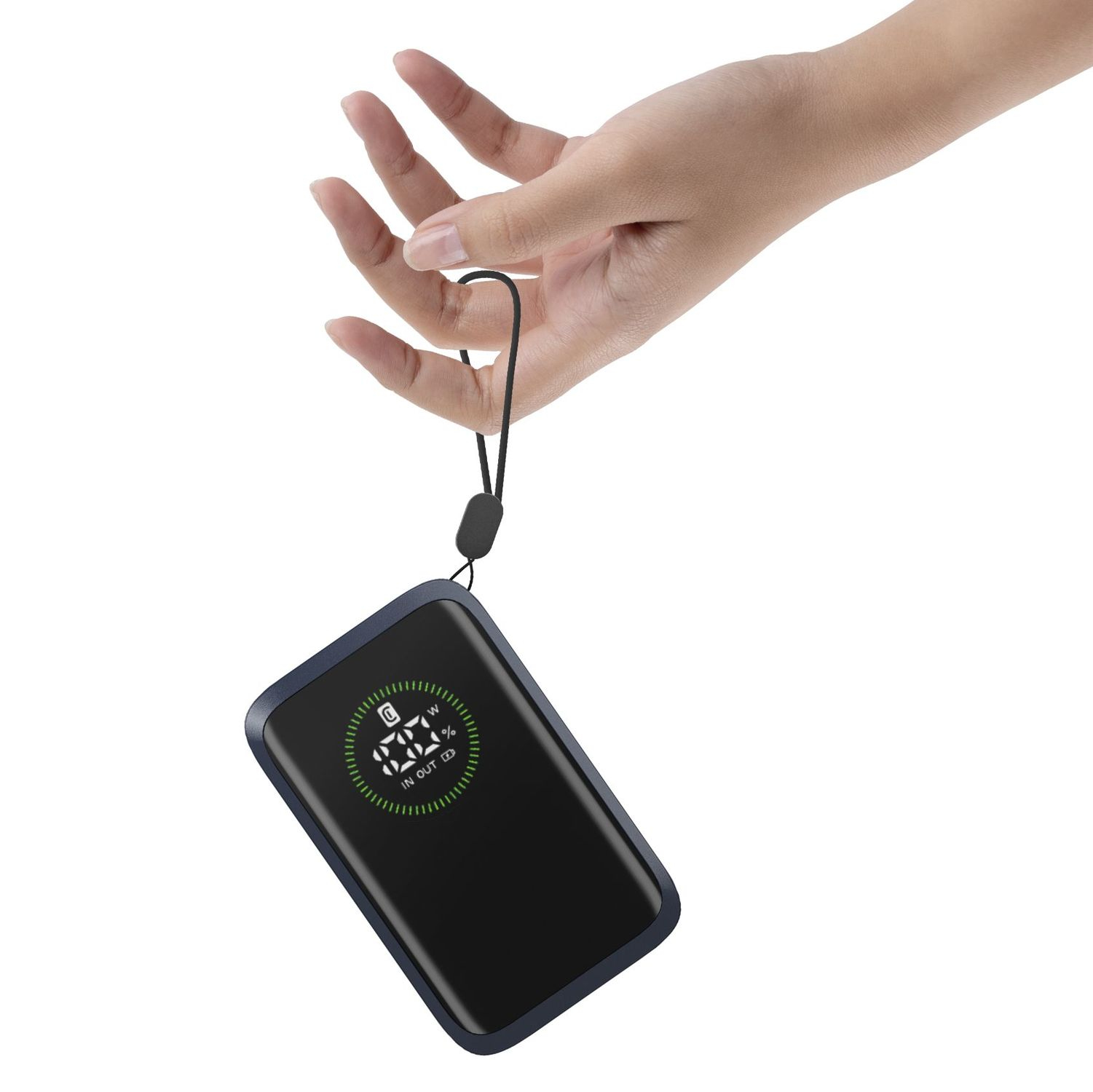 Una mano sostiene un cargador negro con pantalla digital.