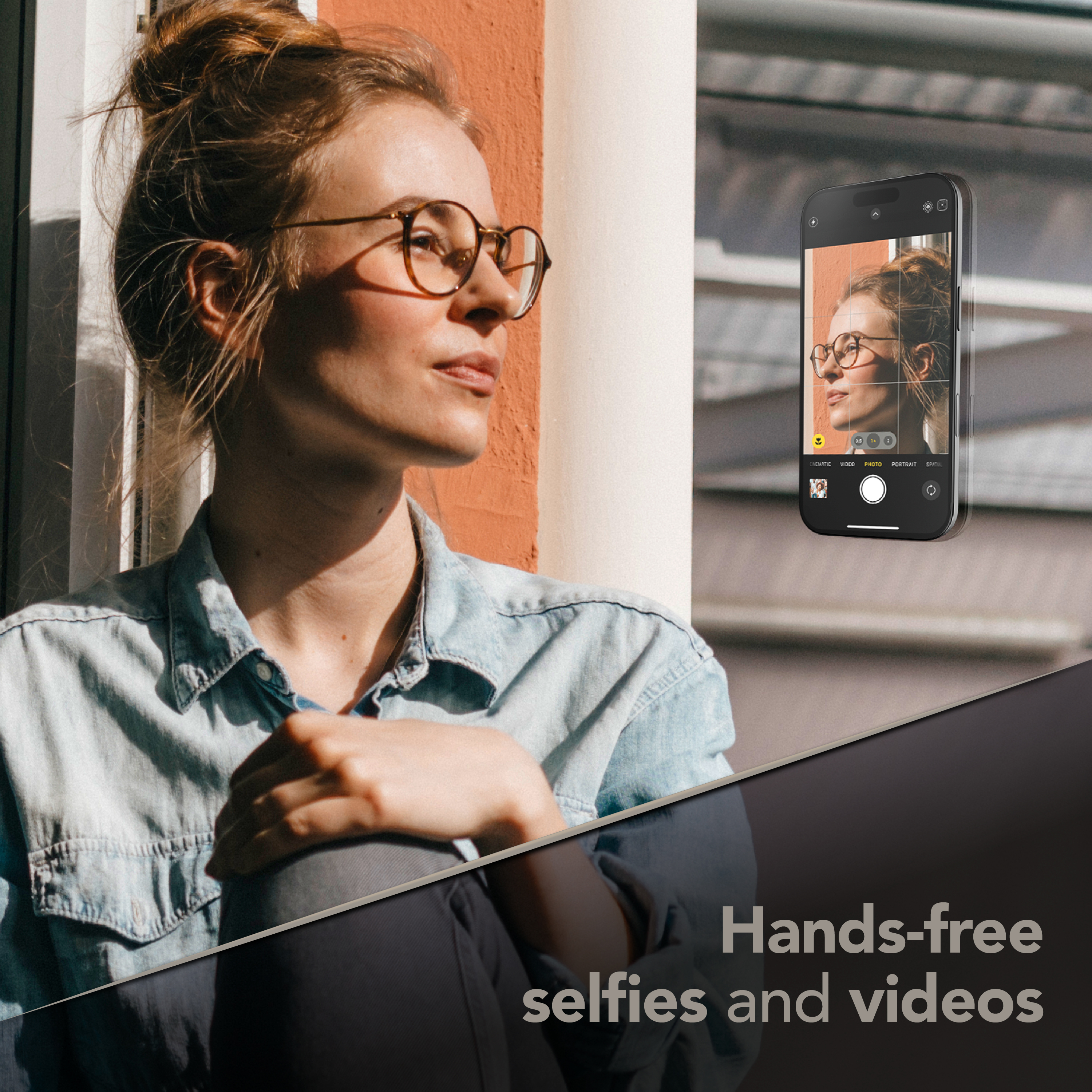 Mujer sentada junto a una ventana y móvil fijado con ventosas, texto “Hands‑free selfies and videos”.