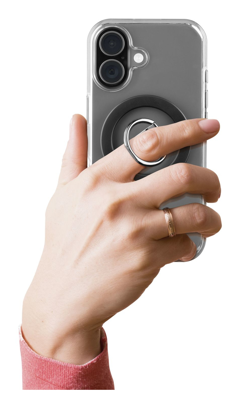 Una mano sostiene un smartphone con soporte de anillo y un anillo en un dedo.