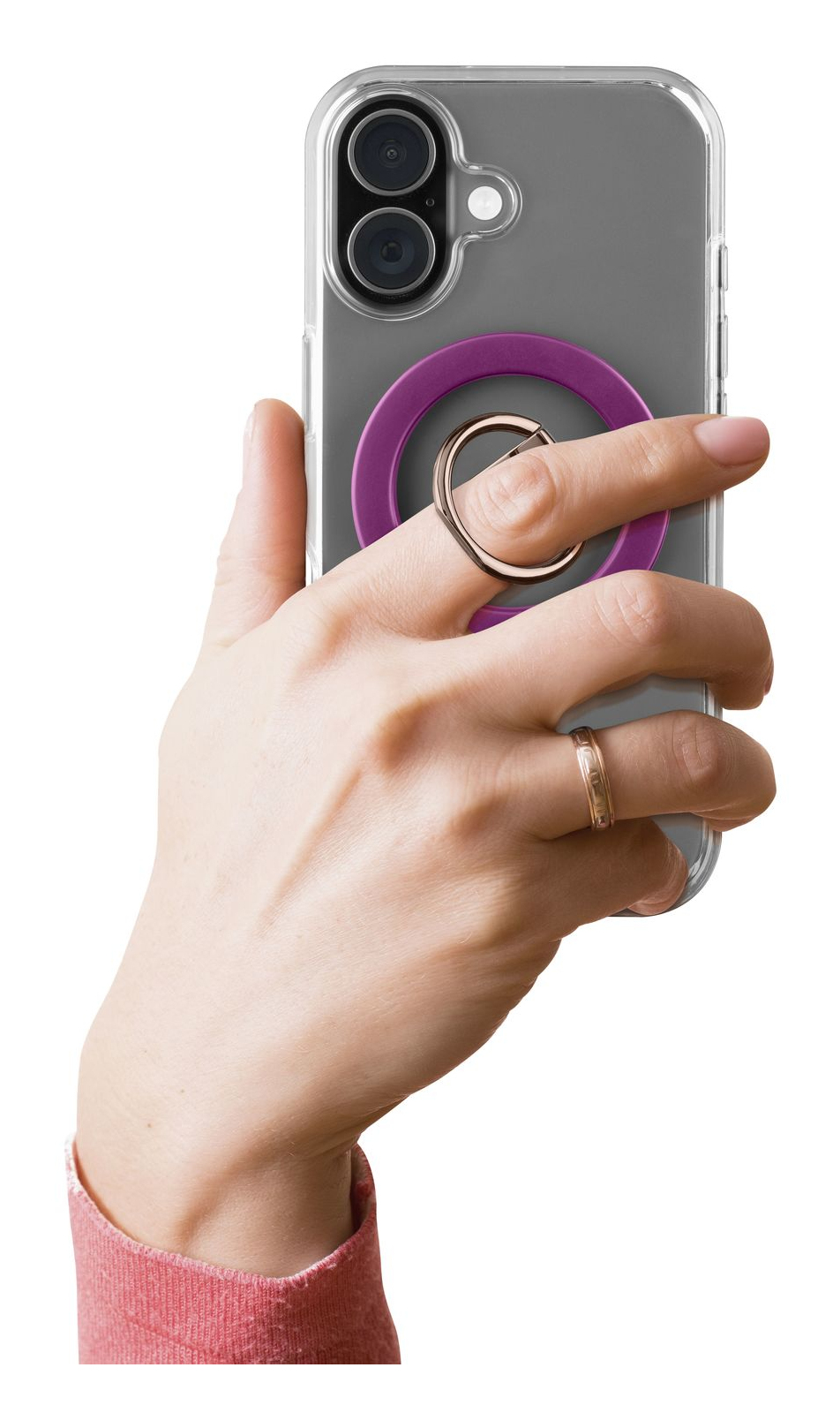 Una mano sostiene un smartphone con un soporte de anillo morado y un anillo en el dedo.