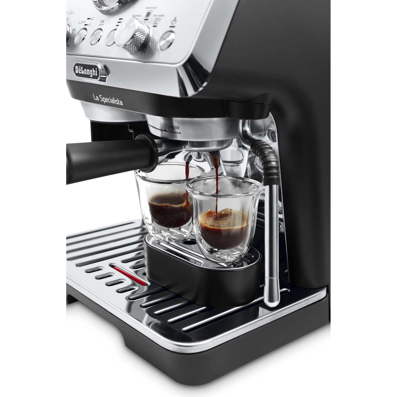 Een koffiezetapparaat zet espresso in twee glazen op de lekbak.