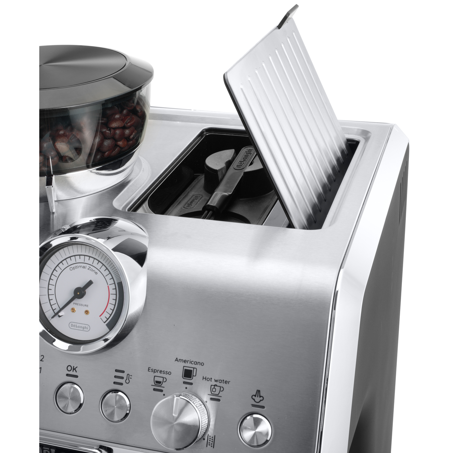 Zilveren espressomachine met koffiebonen, drukmanometer en bedieningsknoppen.