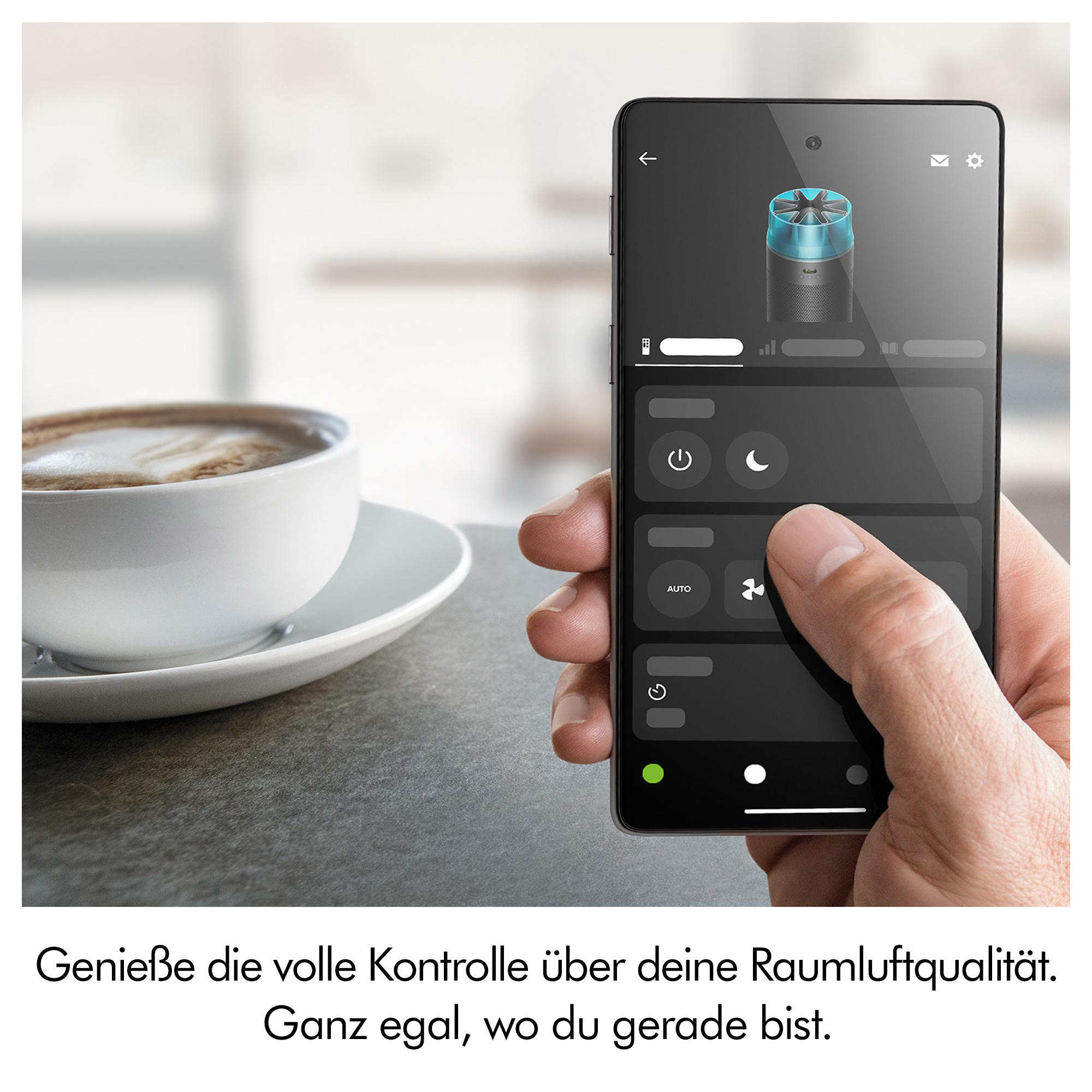 Eine Hand hält ein Smartphone mit einer App zur Steuerung eines Luftreinigers.