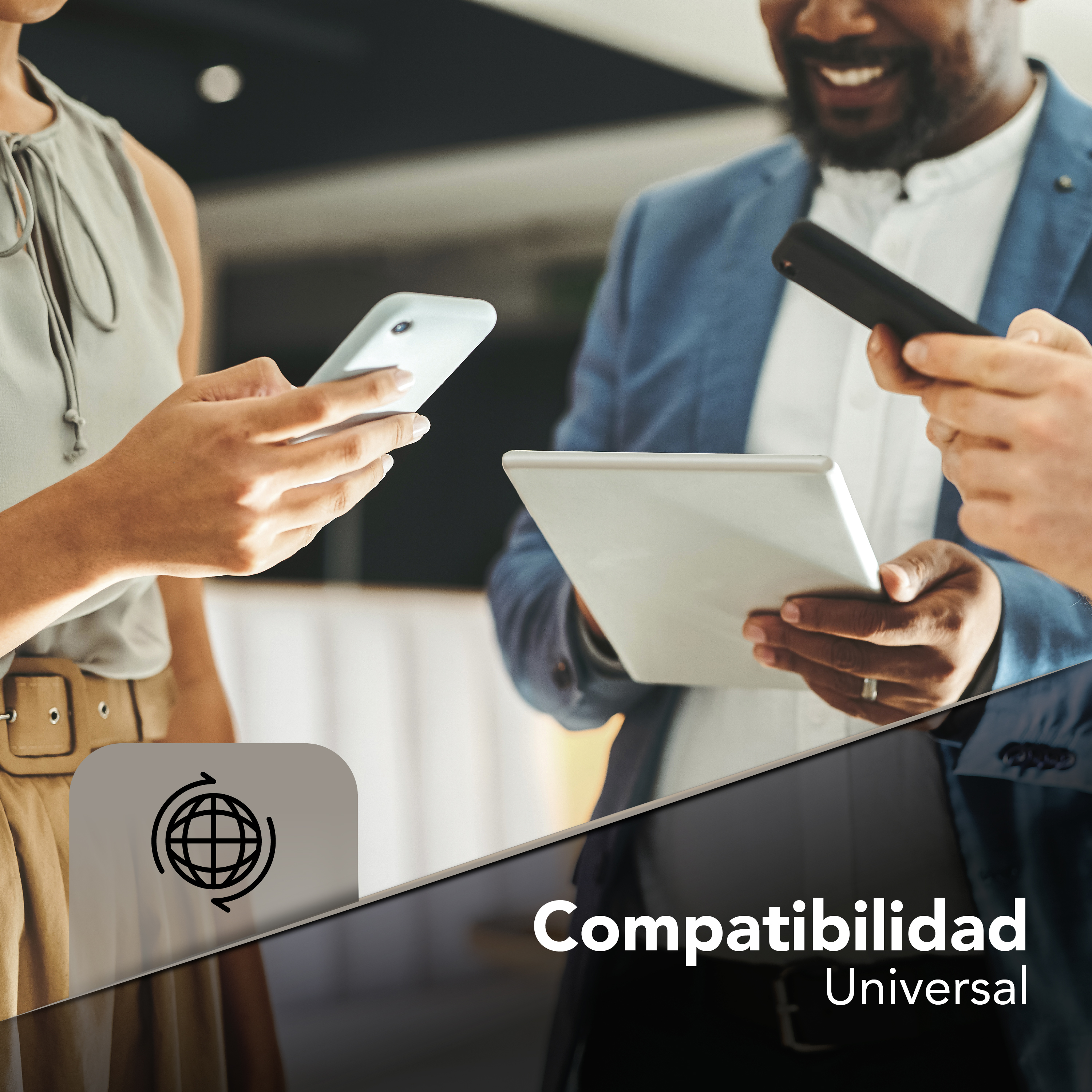 Personas usando smartphone y tablet, ilustrando el uso del power bank CellularLine y texto “Compatibilidad Universal”.
