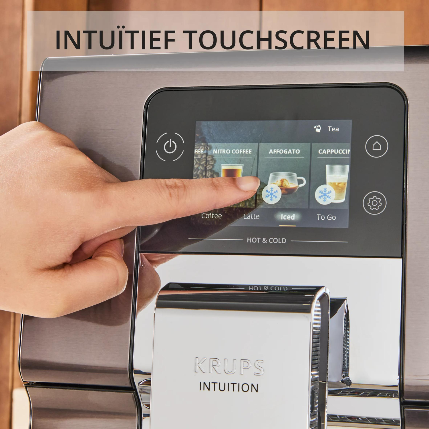 Een hand raakt het touchscreen van een KRUPS koffiezetapparaat aan met drankopties.