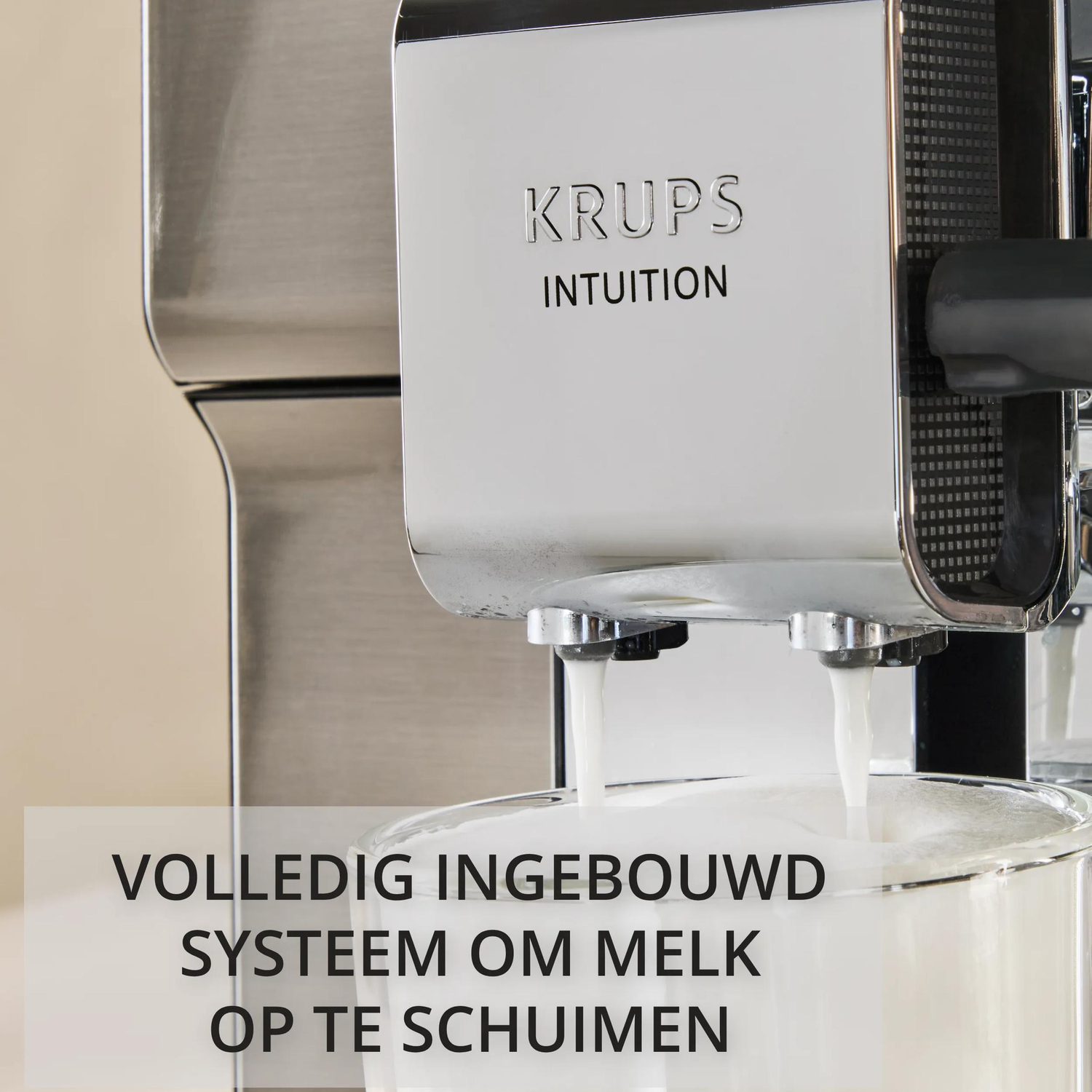 Krups Intuition koffieapparaat schuimt melk in een glas.
