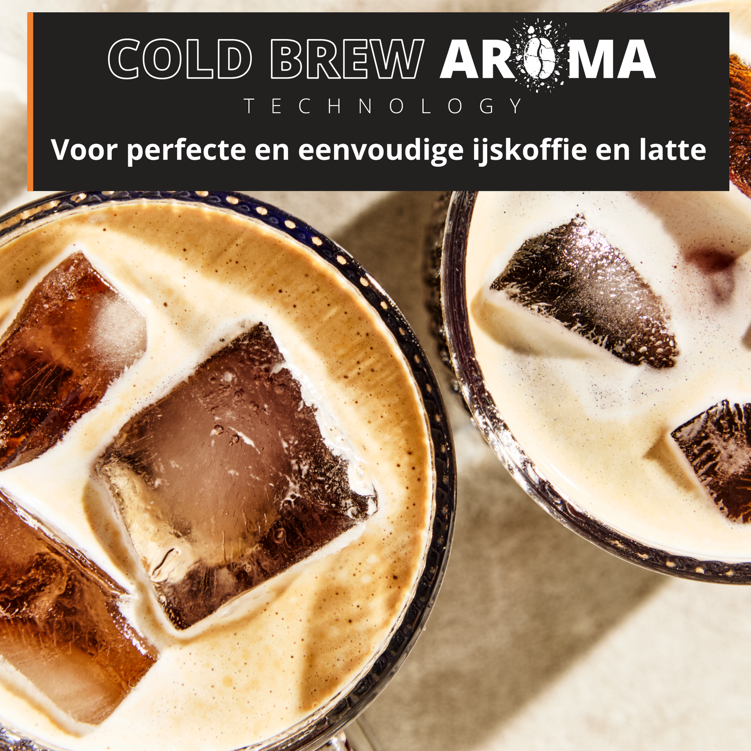 Twee glazen met ijsklontjes en romige dranken, met tekst 'Cold Brew Aroma'.