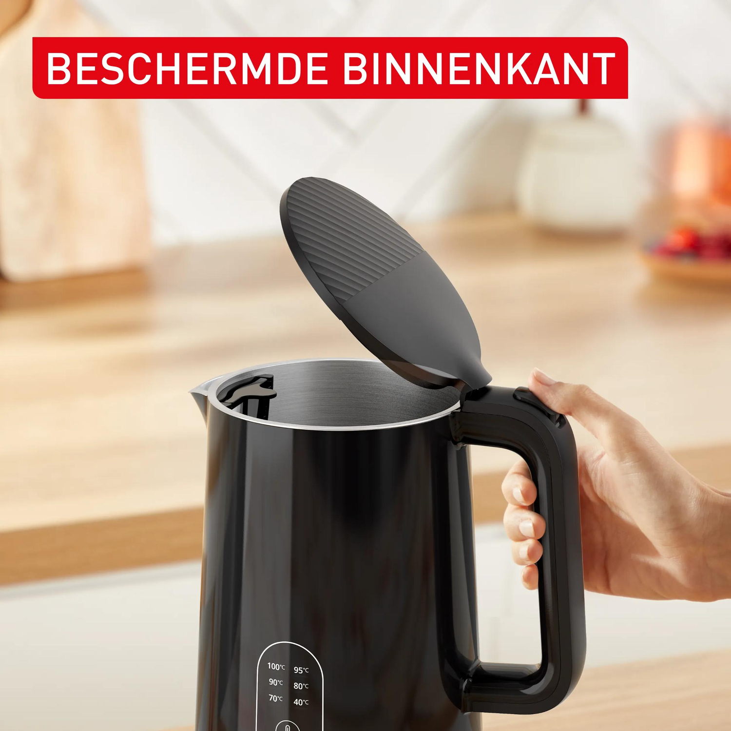 Een hand opent de deksel van een zwarte waterkoker met temperatuurweergave.